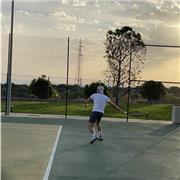 Entrenador de tenis para niños con cierta experiencia, adolescentes y adultos. Pista propia